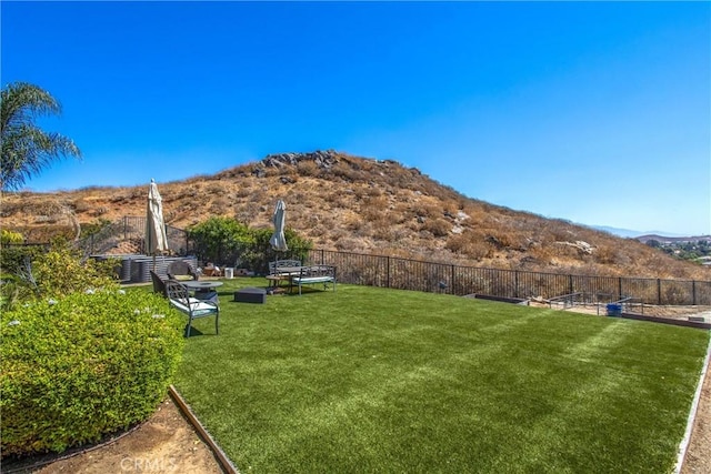 view of yard with a mountain view