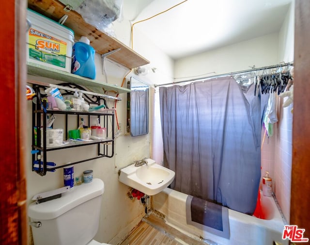 full bathroom with sink, toilet, and shower / bath combo