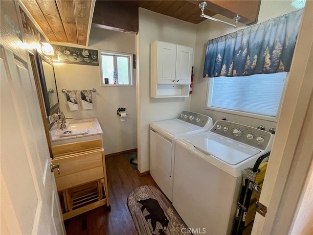 laundry area with sink, wooden ceiling, hardwood / wood-style flooring, and independent washer and dryer