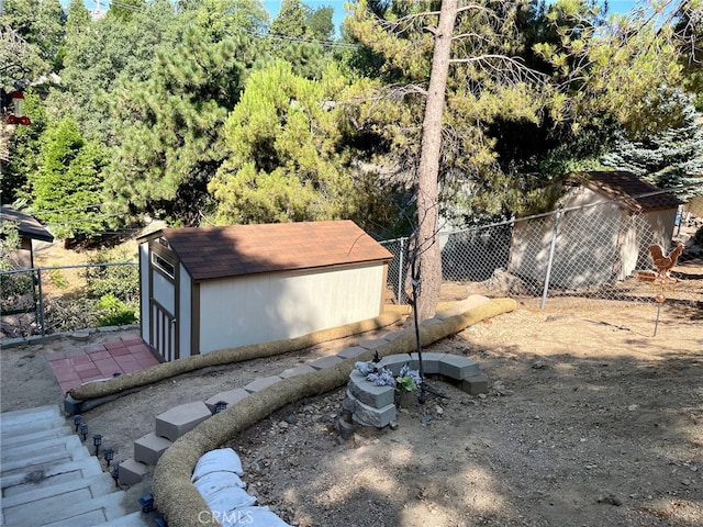 view of yard featuring a storage unit