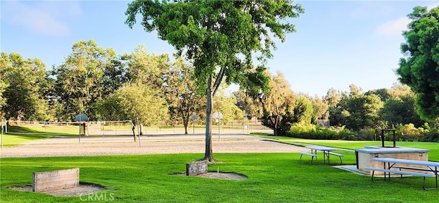 view of property's community featuring a yard