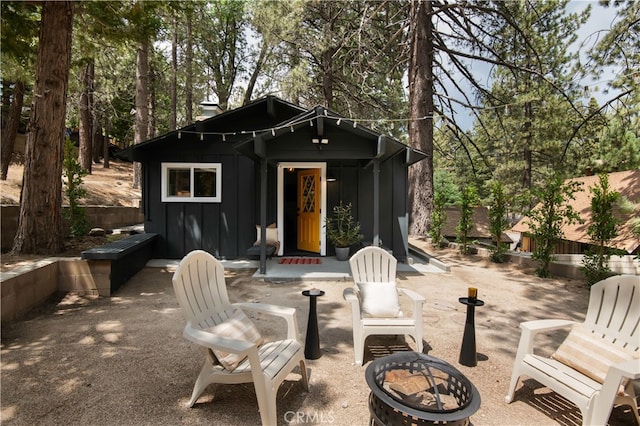 view of patio featuring a fire pit