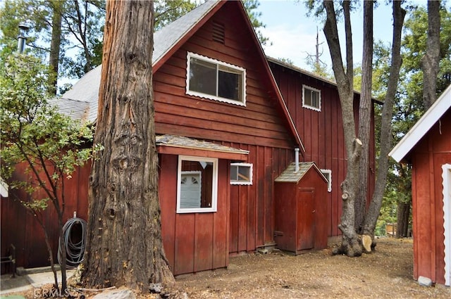 back of house featuring an outdoor structure