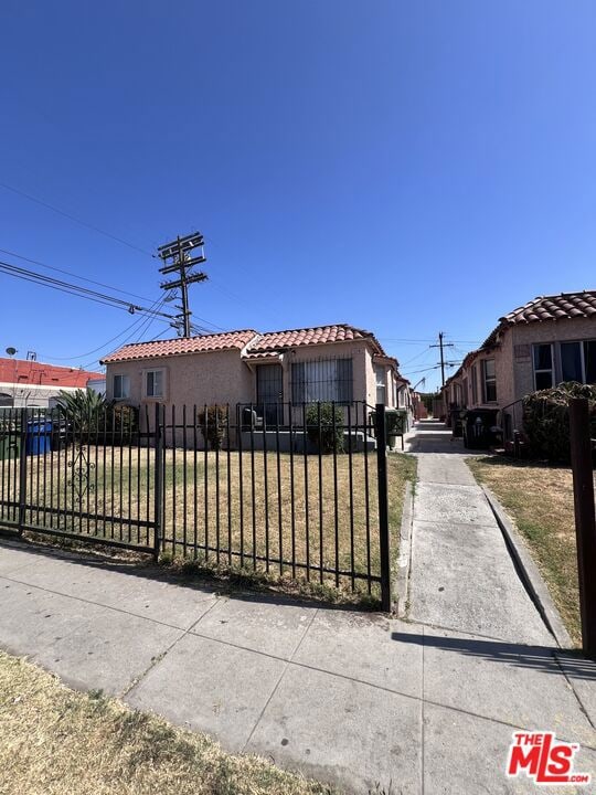 view of front of property with a front yard