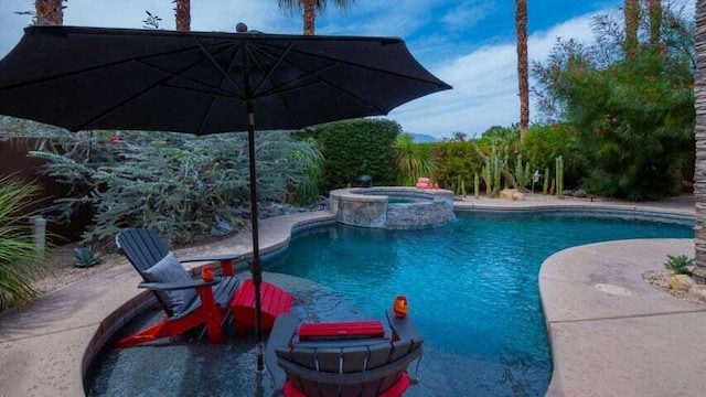 view of pool featuring an in ground hot tub