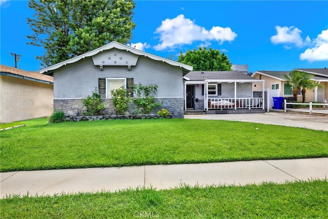 view of front of property featuring covered porch and a front yard