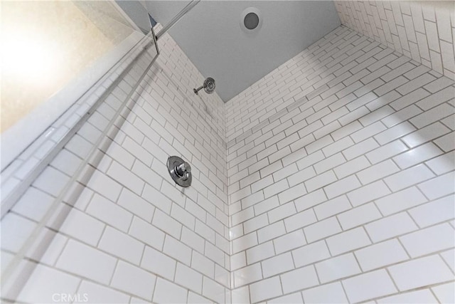 details featuring tiled shower