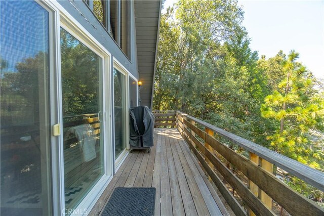 1154 Yukon Dr, Lake Arrowhead, CA 92352 - wooden terrace with grilling area