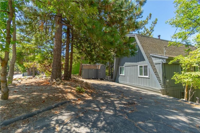 1154 Yukon Dr, Lake Arrowhead, CA 92352 - view of property exterior featuring driveway