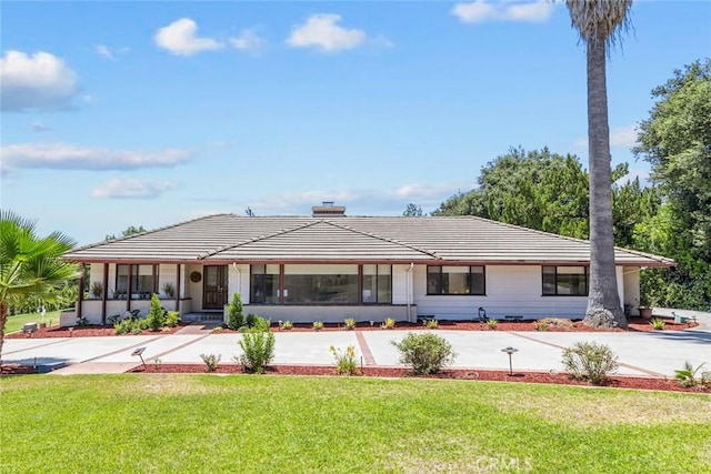 view of front of property with a front yard