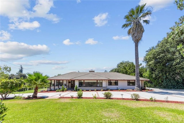 ranch-style house featuring a front lawn