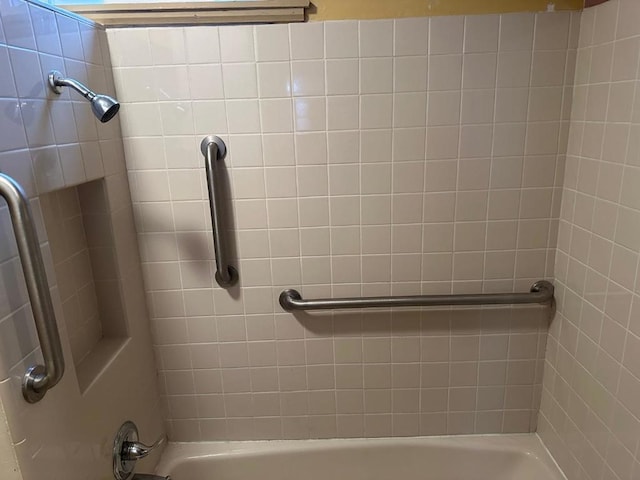 bathroom with tiled shower / bath