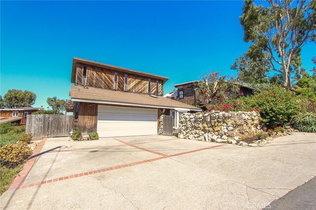 view of front property featuring a garage