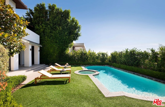 view of pool with a yard and an in ground hot tub