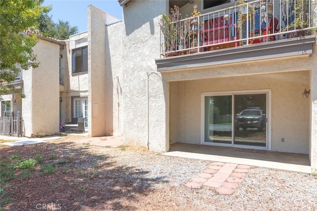 property entrance featuring a balcony