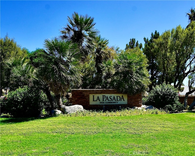 community / neighborhood sign featuring a lawn