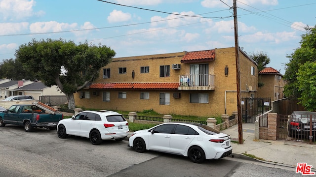 view of front facade featuring a balcony