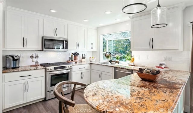 514 Emerald Dr, Lake Arrowhead, CA 92352 - kitchen with stainless steel appliances, a sink, white cabinetry, a peninsula, and recessed lighting