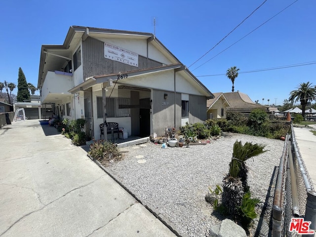 view of front of property featuring a balcony