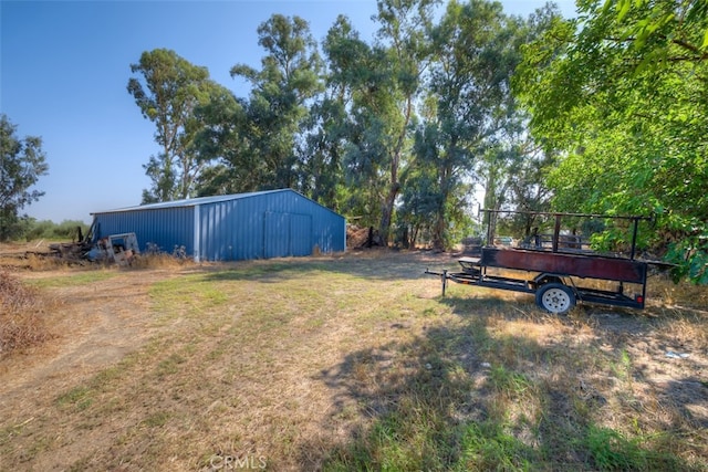 view of yard with an outdoor structure