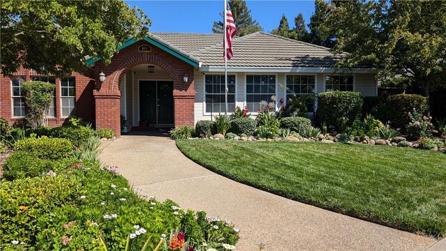 view of front facade with a front yard