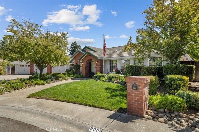 view of front of property featuring a front lawn