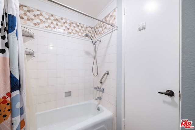 bathroom featuring shower / tub combo