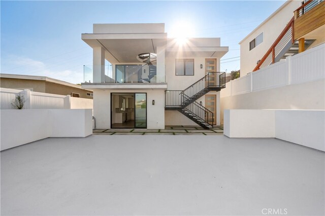 view of front of property featuring a patio