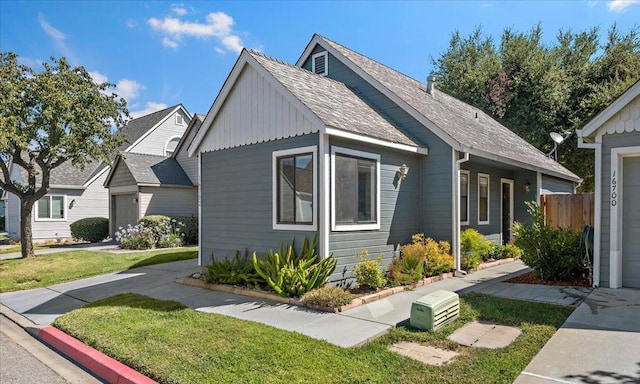 view of front of property featuring a front lawn