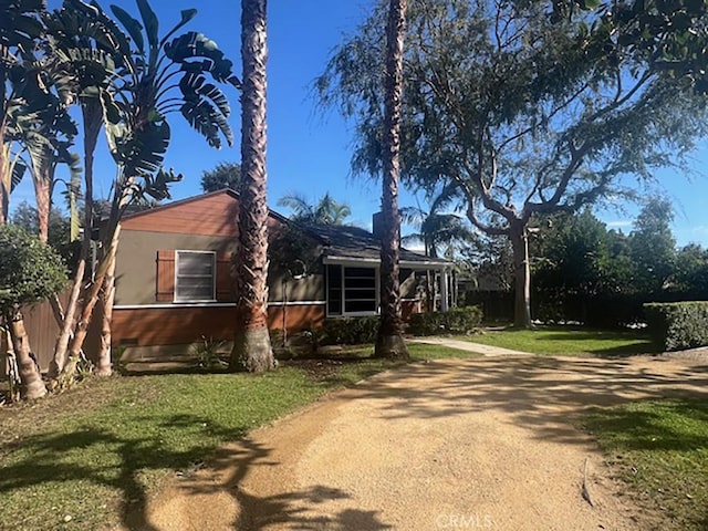 view of front of property featuring a front lawn