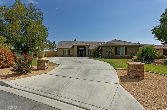 view of front facade featuring a front lawn