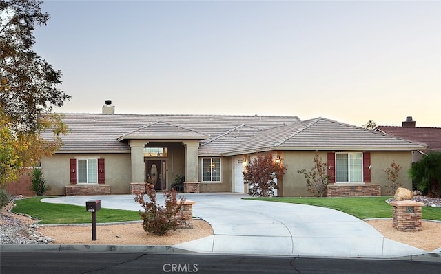 view of front of house featuring a yard