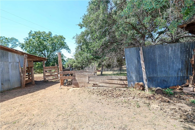 view of yard with an outdoor structure