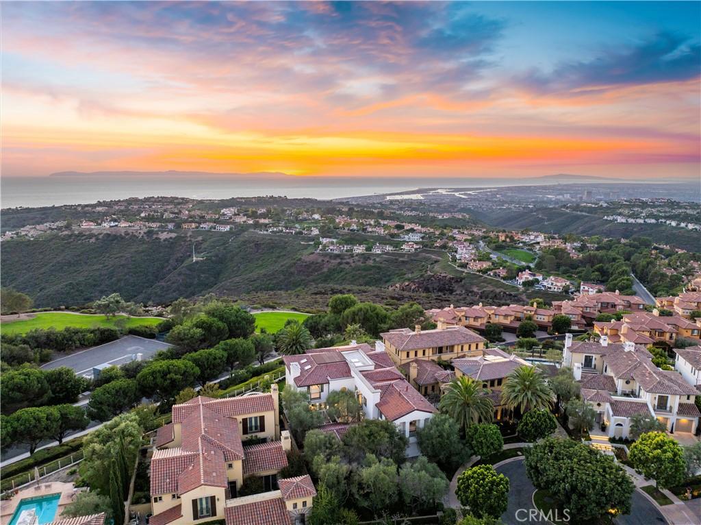 view of aerial view at dusk