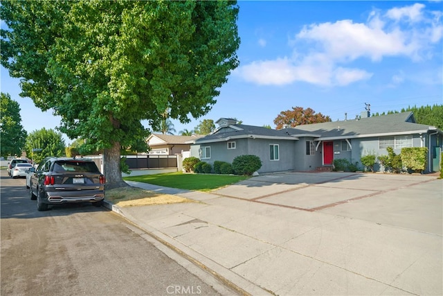 single story home with a front lawn