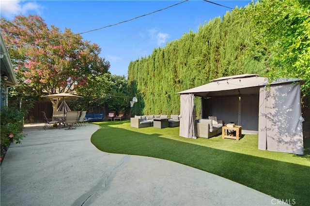 view of yard with outdoor lounge area and a patio area