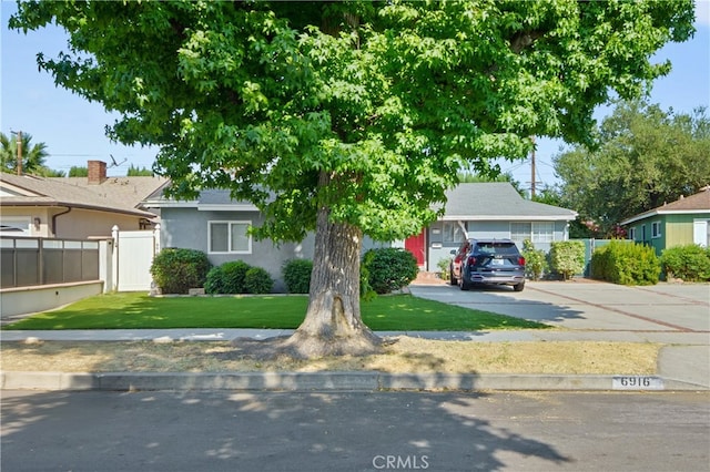 view of front of property featuring a front yard