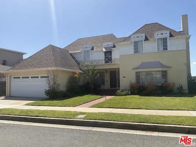 view of front of home featuring a front yard and a garage