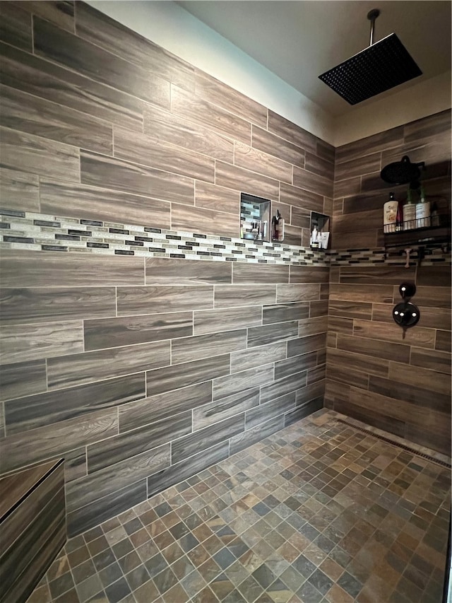 bathroom featuring a tile shower