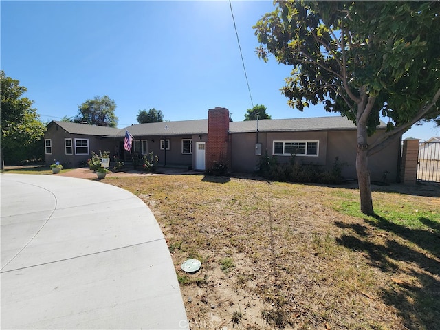 single story home with a front lawn