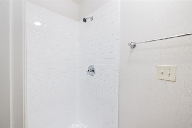 bathroom featuring a tile shower