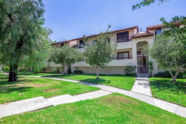 view of front facade featuring a front yard