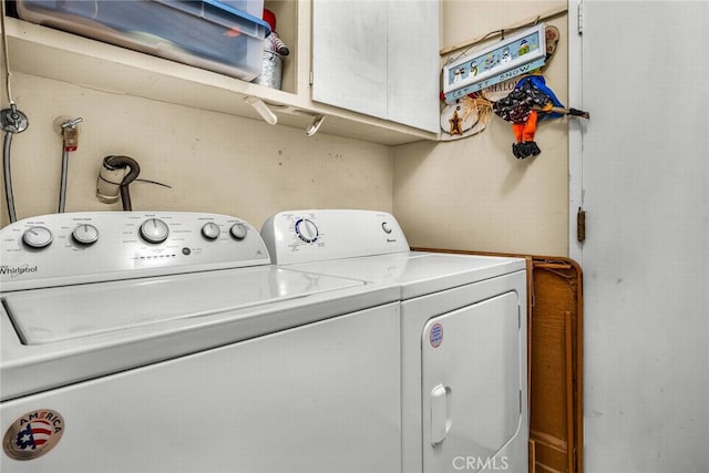 laundry room with cabinets and independent washer and dryer