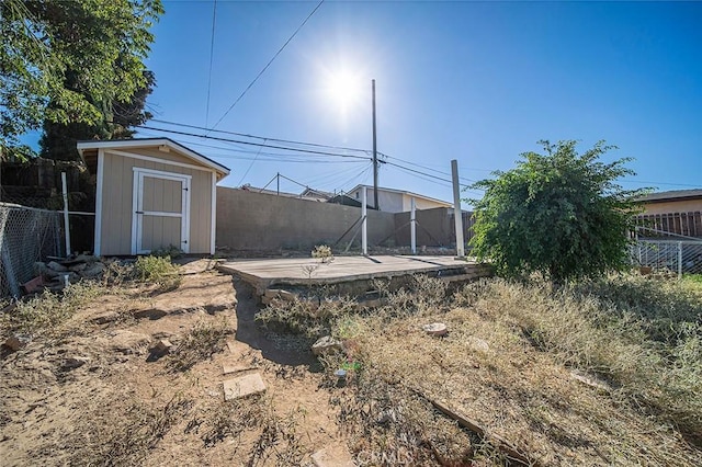 view of yard with a shed