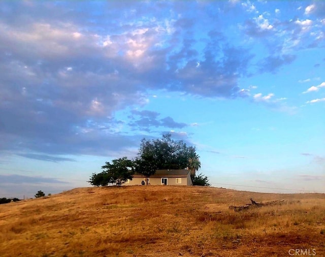 view of yard featuring a rural view