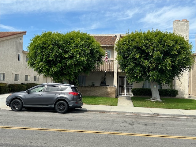 view of front of home featuring a front lawn