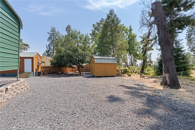 view of yard featuring a storage shed