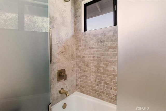 bathroom with tiled shower / bath combo