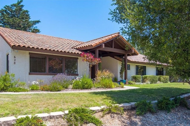 view of front facade featuring a front yard