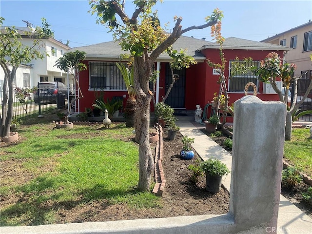 view of front of house featuring a front yard